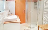 Badezimmer mit WC und Dusche, Foto: Laura Schmidt, Lizenz: Tourismusverband Lausitzer Seenland e.V.