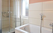 Ferienwohnung Balkon, Bad mit WC, Dusche und Badewanne, Foto: Ulrike Haselbauer, Lizenz: Tourismusverband Lausitzer Seenland e.V.