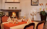 Dining comfortably by the fireplace, Foto: Maria Parussel