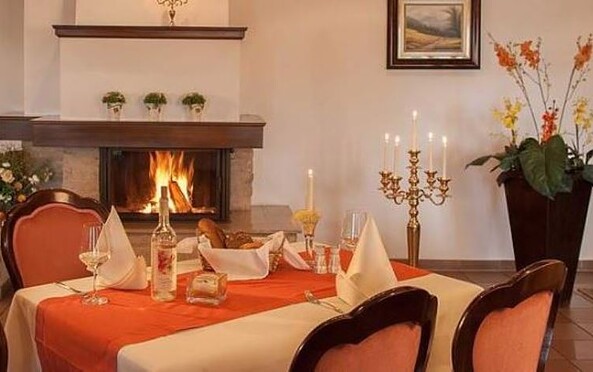 Dining comfortably by the fireplace, Foto: Maria Parussel