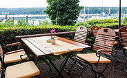 Restaurant terrace at the hotel &amp; restaurant Haus am See, Foto: Maria Parussel