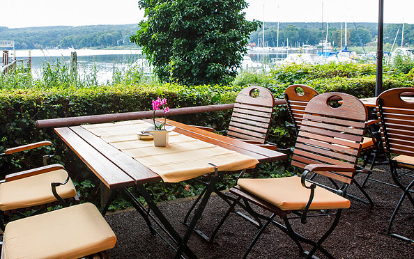 Restaurant terrace at the hotel &amp; restaurant Haus am See, Foto: Maria Parussel
