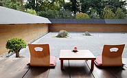 Teehaus Terrasse mit Blick in den Zen-Garten, Foto: Japanischer Bonsaigarten Ferch