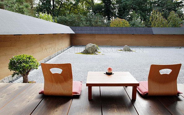 Teehaus Terrasse mit Blick in den Zen-Garten, Foto: Japanischer Bonsaigarten Ferch