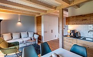 Beispiel Wohnraum mit Küchenblock und zusätzlichem Schlafsofa, Foto: Daniel Winkler, Lizenz: Refugium Lausitzer Seenland
