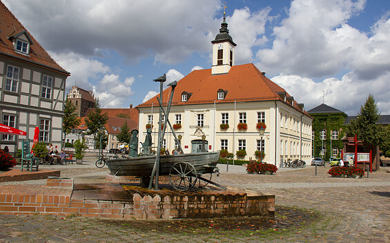 Marktplatz mit Rathaus Angermünde, Foto: Alena Lampe