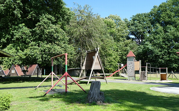 Playground with Finn huts in the background, Foto: Marlis Sinkwitz