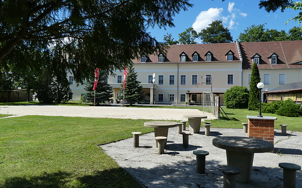 School dormitory with outdoor play facilities, Foto: Marlis Sinkwitz