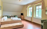 Zimmer Nr. 30 Doppelbett mit einem integriertem Rollbett (1 Aufbettung) , Foto: Ulrike Haselbauer, Lizenz: TV Lausitzer Seenland.e.V.
