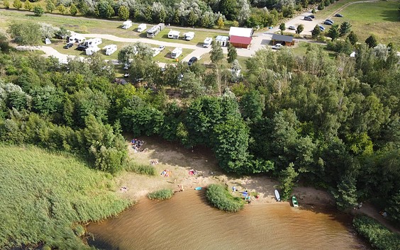 Draufsicht auf den Campingplatz und Badestrand, Foto: Jens Petrick