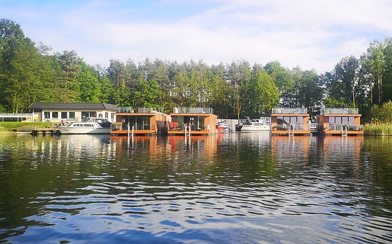 Hausboote im Yachthafen Ferchesar, Foto: Maria Vaorin, Lizenz: Yachthafen Ferchesar