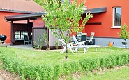 Überdachte Terrasse mit Terrasenmöbeln und Liegen, Foto: Thomas Becker, Lizenz: Lausitzer Ferienapartments
