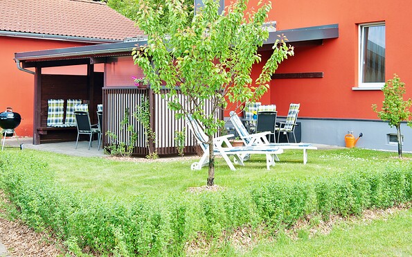 Überdachte Terrasse mit Terrassenmöbeln und Liegen, Foto: Thomas Becker, Lizenz: Lausitzer Ferienapartments