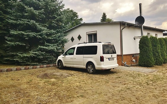 Außenansicht mit Parkplatz, Foto: Sabine und Enrico Ende, Lizenz: Ferienhaus Boxberg
