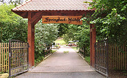 Eingang zum Gelände, Foto: K. Wünsche, Lizenz: Springbach-Mühle Belzig OHG