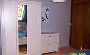 Schlafzimmer mit Schrank und Kommode, Foto: Wiesner, Lizenz: Fewo Walnussbaum