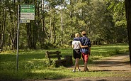 Spaziergänger auf Wanderweg, Foto: Ron Petras, Lizenz: Amt Burg (Spreewald)