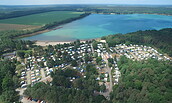 Campsite from above and lake for swimming, Foto: Themencamping GmbH, Lizenz: Themencamping GmbH