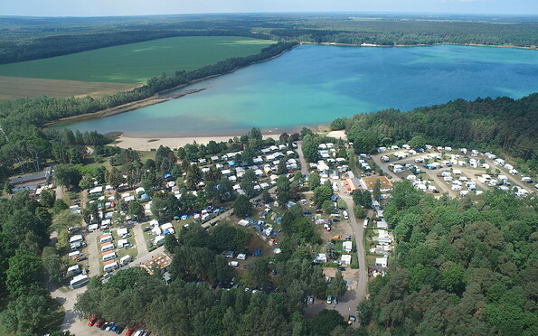 Campsite from above and lake for swimming, Foto: Themencamping GmbH, Lizenz: Themencamping GmbH