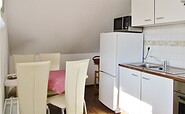 Ferienwohnung im Dachgeschoss mit Küche und Doppelbett, Foto: Dirk Hundro, Lizenz: Ferienhaus Manadiso