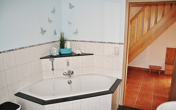 Bad mit Dusche, Badewanne und WC, Foto: Dana Ertel, Lizenz: Ferienhaus am Waldessaum