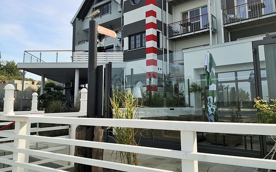 Terrasse der Bikini Bar im LeuchtTurm-Hotel, Foto: Foto: Marcus Heberle, Lizenz: Tourismusverband Lausitzer Seenland e.V.