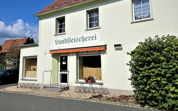 Country butcher shop opposite the apartment, Foto: Ulrike Haselbauer, Lizenz: TV Lausitzer Seenland e.V.