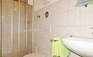 Ferienwohnung 1: Bad mit Dusche, WC und Waschmaschine, Foto: Ulrike Haselbauer, Lizenz: Foto Touristinformation Hoyerswerda