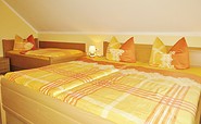 Ferienwohnung 2: Schlafzimmer mit Doppelbett und einem Einzelbett, Foto: Ulrike Haselbauer, Lizenz: Foto Touristinformation Hoyerswerda
