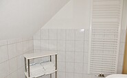Ferienwohnung 2: Bad mit Dusche, WC , Ablagemöglichkeit, Foto: Ulrike Haselbauer, Lizenz: Foto Touristinformation Hoyerswerda