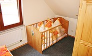 Kinderbettchen im Schlafzimmer, Foto: René Halla, Lizenz: Ferienwohnung Knappensee