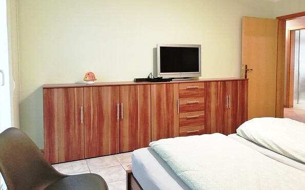 1. bedroom with double bed and sideboard with TV, Foto: Laura Schmidt, Lizenz: Tourismusverband Lausitzer Seenland e.V.