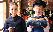 Kinder in sorbischer Tracht mit Brot und SalzChildren in Sorbian costume with bread and salt, Foto: Tobias Zschieschick, Lizenz: KRABAT-Mühle
