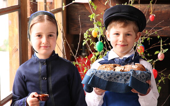 Kinder in sorbischer Tracht mit Brot und SalzChildren in Sorbian costume with bread and salt, Foto: Tobias Zschieschick, Lizenz: KRABAT-Mühle