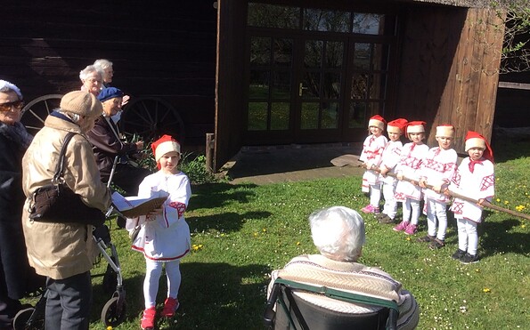 Welcoming the guests by the Sorbian Lutkis, Foto: Birgitt Pattoka, Lizenz: Pattoka Timber Barn