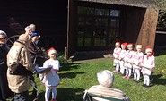 Begrüßung der Gäste durch die sorbischen Lutkis, Foto: Birgitt Pattoka, Lizenz: Schrotholzscheune Pattoka