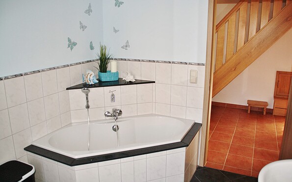 Bathroom with shower, bathtub and WC, Foto: Dana Ertel, Lizenz: Ferienhaus am Waldessaum