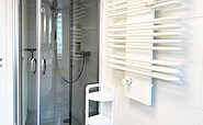 Bathroom with shower and towel warmer, Foto: Ulrike Haselbauer, Lizenz: Tourismusverband LSL e.V.