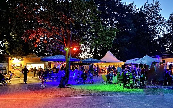Hipo's Beachbar am Abend, Foto: Ringo Kloß, Lizenz: Camping- und Caravanparadies Dreiweiberner See