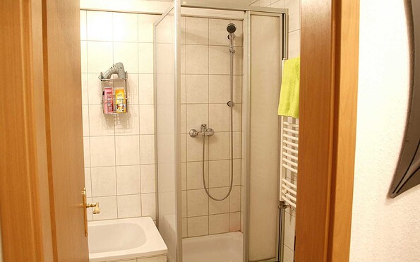 Bathroom with shower and tub, Foto: Gabriele Hanschke, Lizenz: Fam. Hanschke