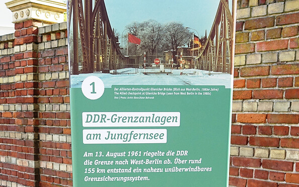 Information board for a tour along the former GDR border systems on Jungfernsee, Foto: Marion Schlöttke, Lizenz: Center for Contemporary History Potsdam (ZZF)