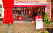 Eingangsbereich des Fleischereigeschäfts mit Imbiss, Foto: Sophie Dubau, Lizenz: Danilo Dubau GmbH