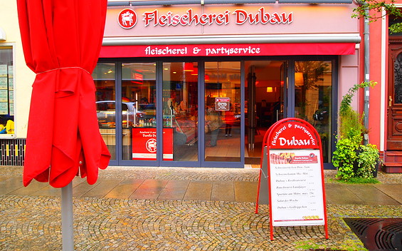 Eingangsbereich des Fleischereigeschäfts mit Imbiss, Foto: Sophie Dubau, Lizenz: Danilo Dubau GmbH