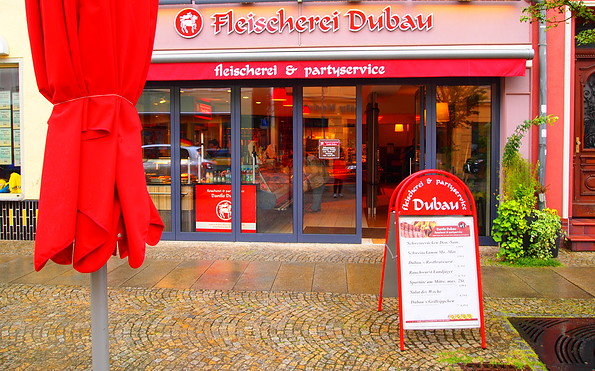Eingangsbereich des Fleischereigeschäfts mit Imbiss, Foto: Sophie Dubau, Lizenz: Danilo Dubau GmbH