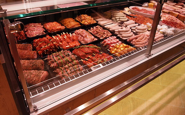 Meat counter with homemade specialties, Foto: Sophie Dubau, Lizenz: Danilo Dubau GmbH
