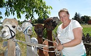 Tiergestützte Therapeutin Cornelia Schnippa mit Alpakas, Foto: Christiane Klein, Lizenz: LAUSITZleben