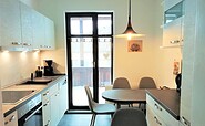 Kitchen with seating and access to the balcony, Foto: Laura Schmidt, Lizenz: TV Lausitzer Seenland e.V.