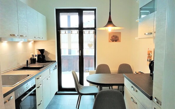 Kitchen with seating and access to the balcony, Foto: Laura Schmidt, Lizenz: TV Lausitzer Seenland e.V.