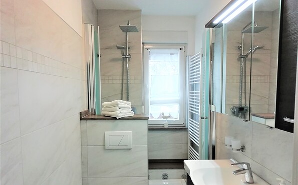 Bathroom with shower and washing machine, Foto: Laura Schmidt, Lizenz: TV Lausitzer Seenland e.V.
