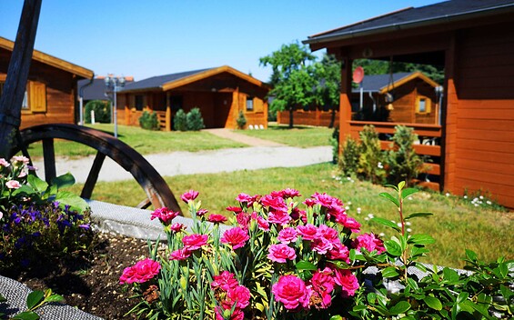 Sveda Hof with wooden vacation homes, Foto: Dana Kranz, Lizenz: Dana Kranz